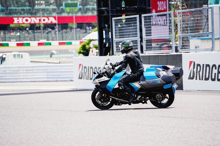 カワサキモータース　鈴鹿サーキットで水素バイクデモ走行